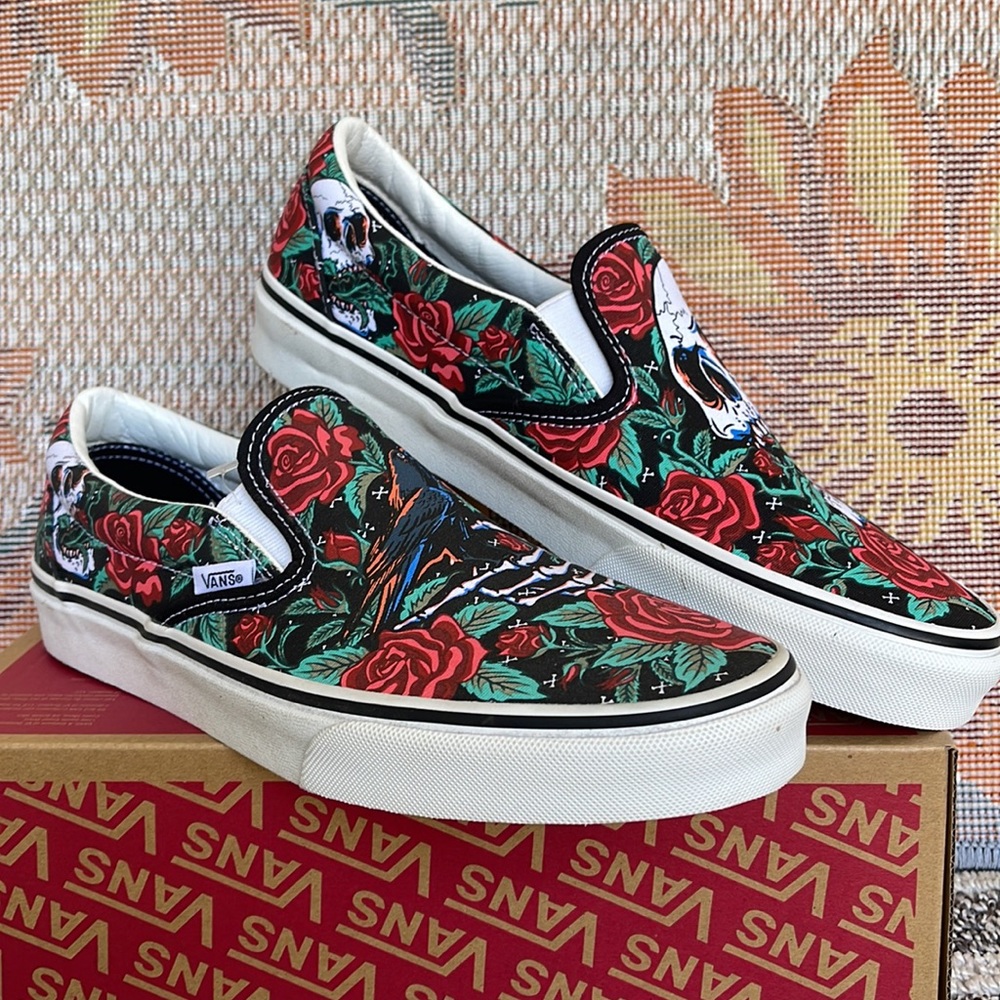 Vans WMNS Classic Slip-0n
Rose Skulls Black/True White 
VN0A7Q5D6BT
Sneakers - Picture 8 of 16